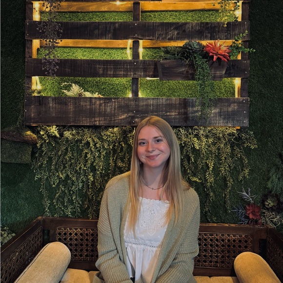 Meet your Posher, Hannah - Picture 2 of 2